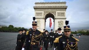 Francia celebra el 14 de Julio en plena polémica por los recortes en Defensa